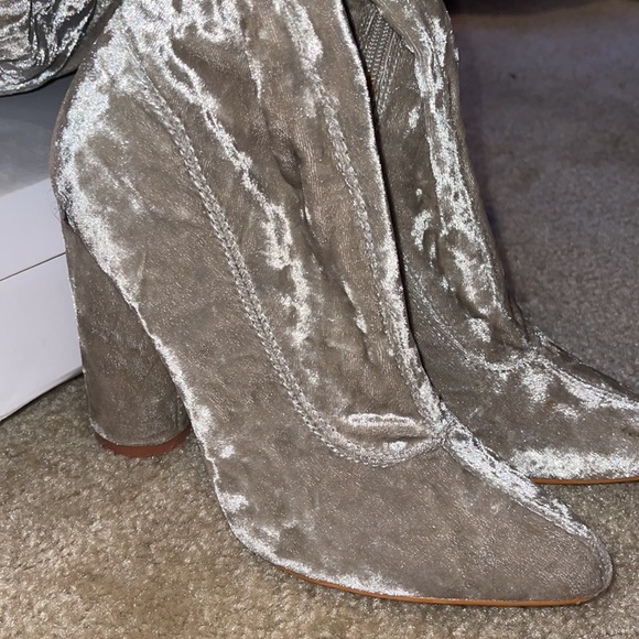 Velvet size 6 Heels - Picture 4 of 4